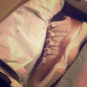 Jordan 11 Rose Gold Size 7 in women’s ( boys 5.5 )